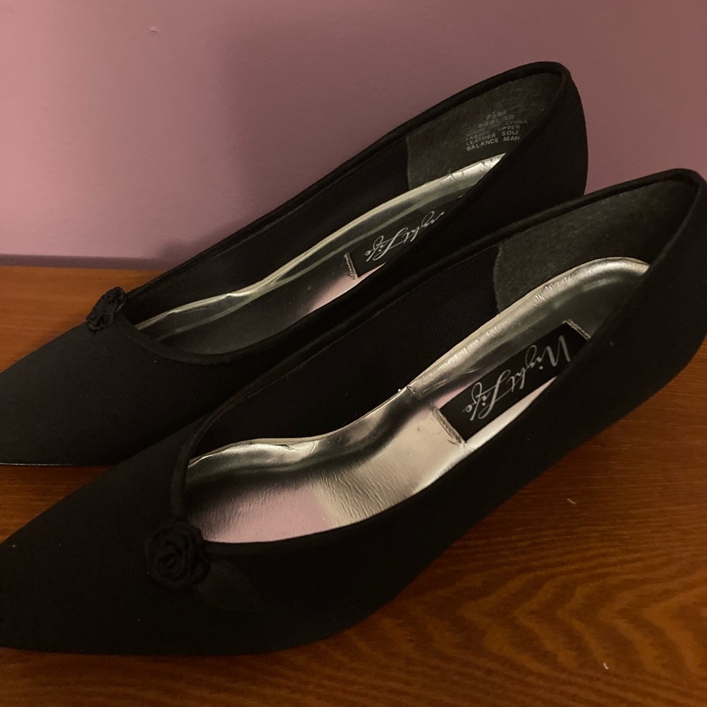 Night Life Black Fabric Pumps with Satiny Roses Size 7.5 (Excellent Used)